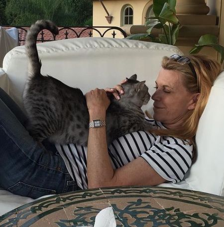 Vanna White invests her income in mansions.